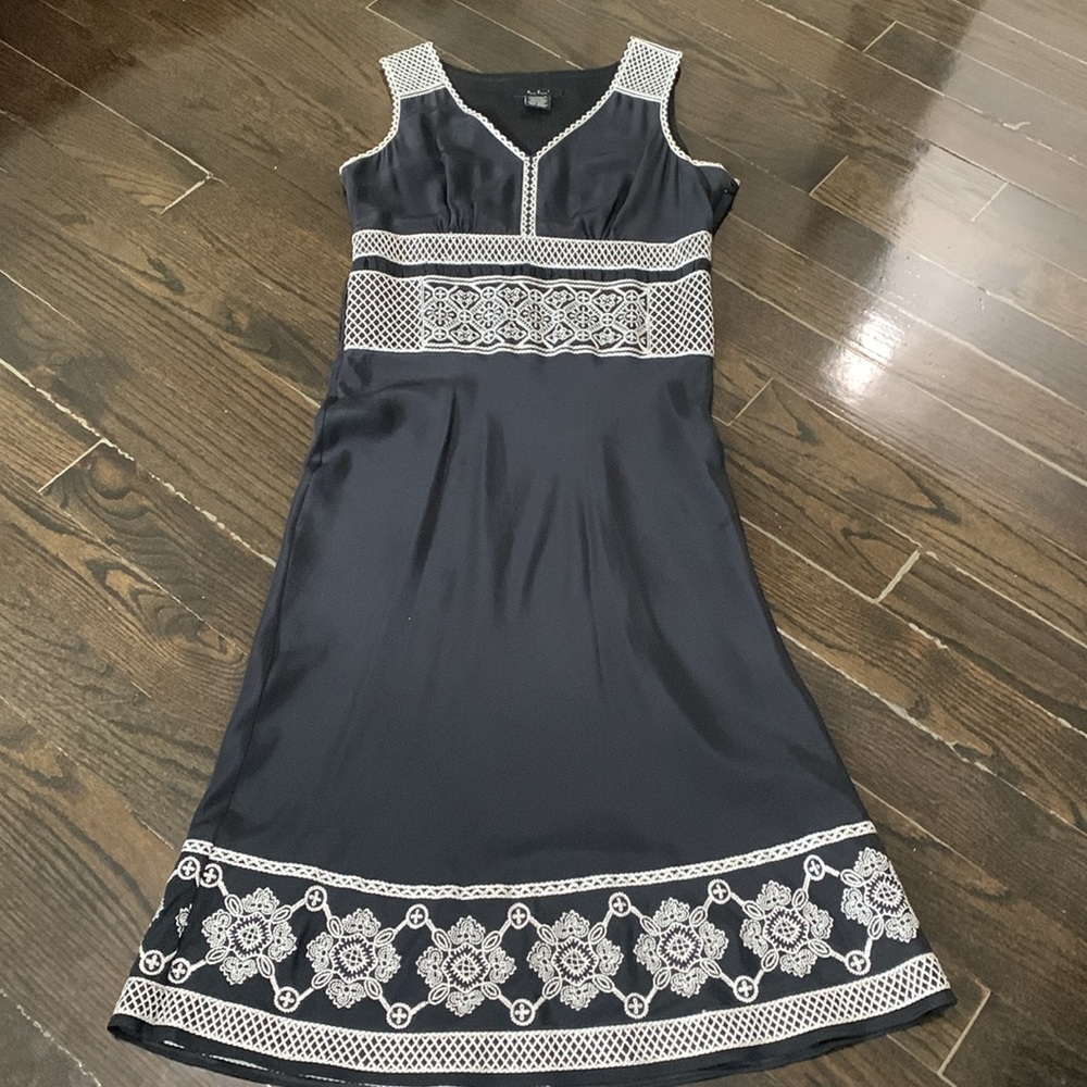 ECI New York Sz 10 Black Embroidered White 100% SILK Lined Women Midi Dress